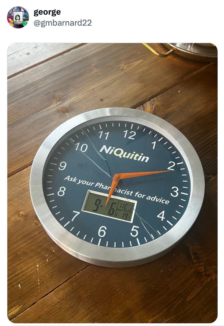 Klokke med "NiQuitin" logo, leser 9:61 med teksten