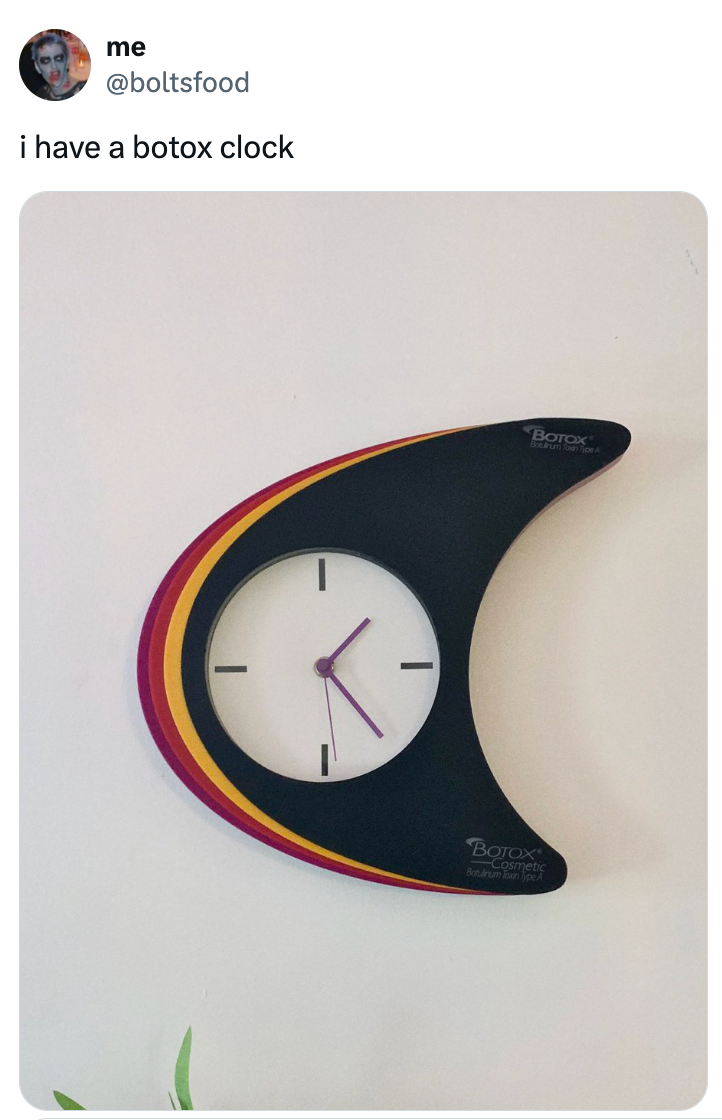 En unikt formet veggklokke med halvmånedesign og minimalistiske visere, med teksten