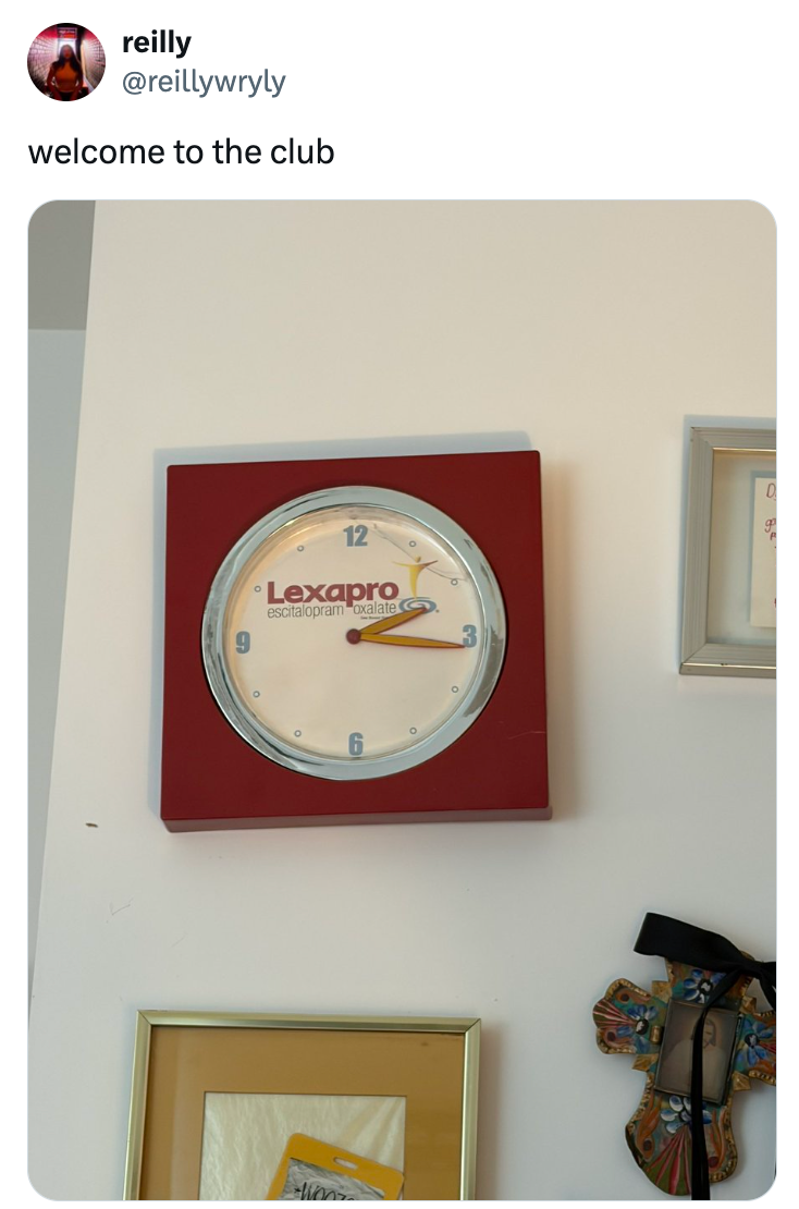 Klokke med "Lexapro" i midten, ved siden av