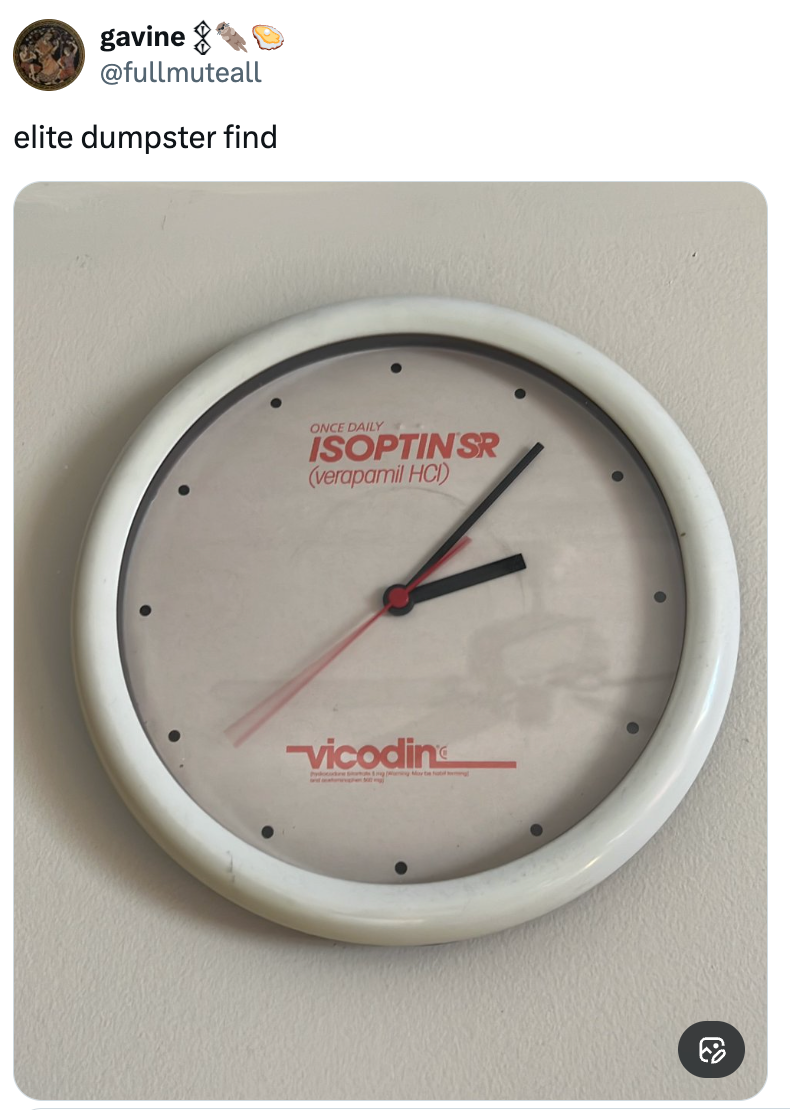 Veggklokke med "Isoptin SR" og