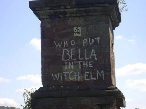 Graffiti på en obelisk som sier hvem som puttet bella i heksealmen