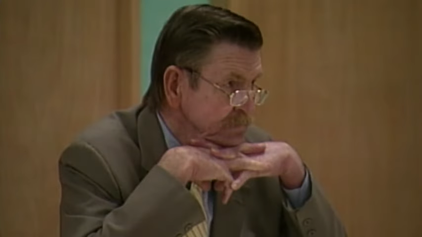 David Parker Ray i retten og hviler haken på hendene