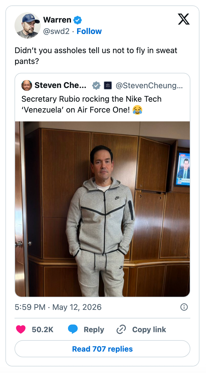 Skjermbilde av en tweet som spøkefullt kritiserer en annen tweet om en person som har på seg Nike Tech "Venezuela" svetter på Air Force One