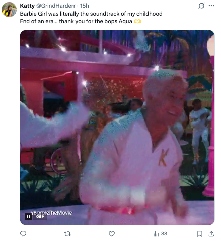 Person i hvitt antrekk danser energisk på et livlig arrangement med neonlys. Tweet nevner nostalgi for sangen "Barbie Girl" av Aqua