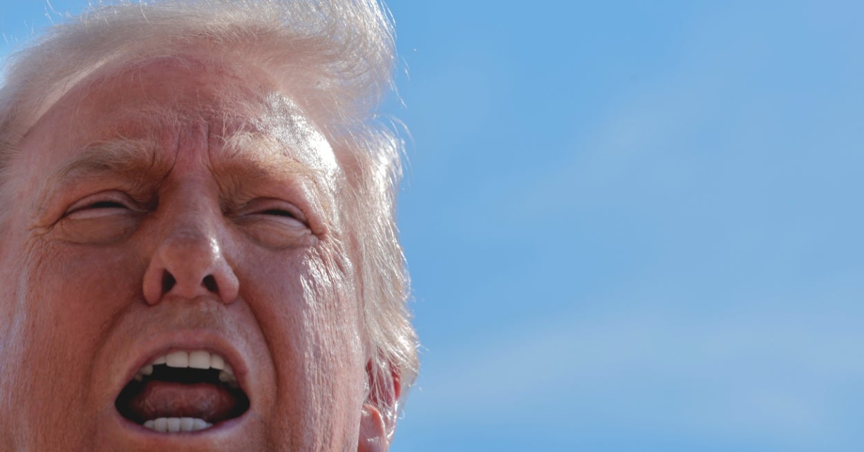 «Er det smittsomt?»: Dette nye bildet av Donald Trump og RFK Jr.s hender blir viralt, og alle lurer på hva det (sensurerte) som foregår i Det hvite hus