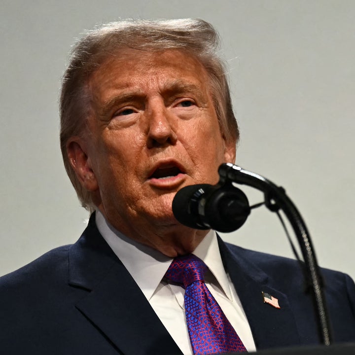 En person taler ved et podium med den amerikanske presidentens segl