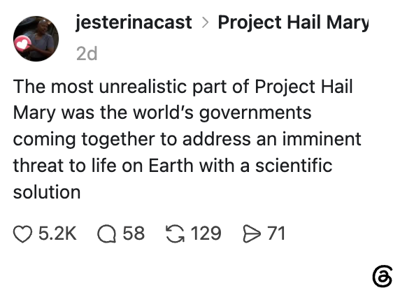 Sammendrag av et innlegg på sosiale medier om "Project Hail Mary," noterer seg det usannsynlige scenariet med globalt samarbeid om en vitenskapelig løsning for jordens trussel