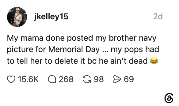 Skjermbilde som viser et humoristisk innlegg på sosiale medier om en mor som feilaktig legger ut en brors marinebilde for Memorial Day