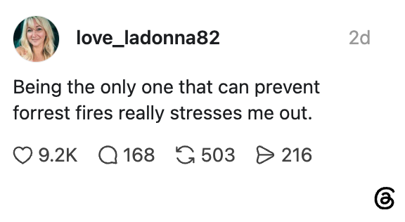 Sosiale medier-innlegg med humoristisk tekst: "Å være den eneste som kan forhindre skogbranner stresser meg virkelig." Antall reaksjoner vises