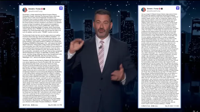 Verten står på scenen mellom to kolonner med tekst, og ser ut til å kommentere humoristisk på det lange innholdet som vises ved siden av ham