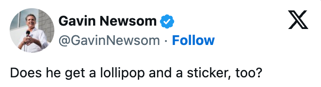 Gavin Newsom holder en mikrofon, med en tweet som sier: «Får han en slikkepinne og et klistremerke også?"