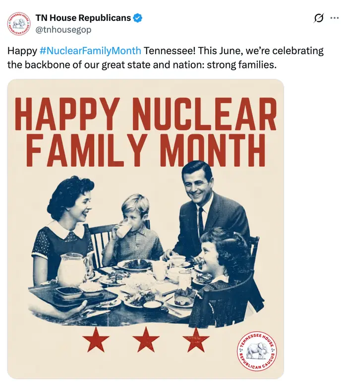Plakat i vintagestil av en smilende familie ved et spisebord, som feirer