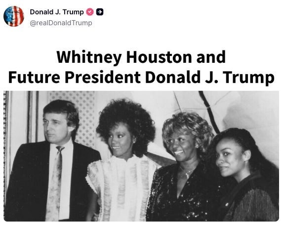 Et vintagebilde viser Whitney Houston med en mann i dress merket som Donald J. Trump, pluss to andre uidentifiserte personer på et arrangement