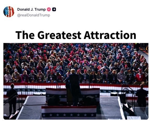 Et scenebilde av en stor folkemengde som deltar på et offentlig arrangement med en høyttaler vendt mot dem