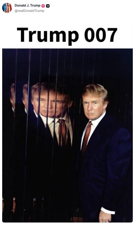 Donald Trump poserer i formell antrekk ved siden av en reflekterende overflate med flere refleksjoner, med bildeteksten 
