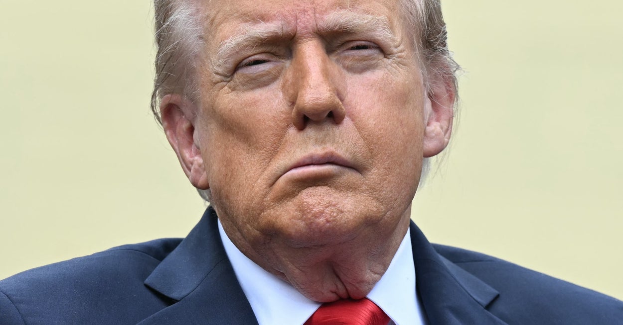 Trump la ut 3 virkelig, virkelig, virkelig merkelige bilder i løpet av et minutt rett før midnatt, og ingen vet hva som skjer lenger