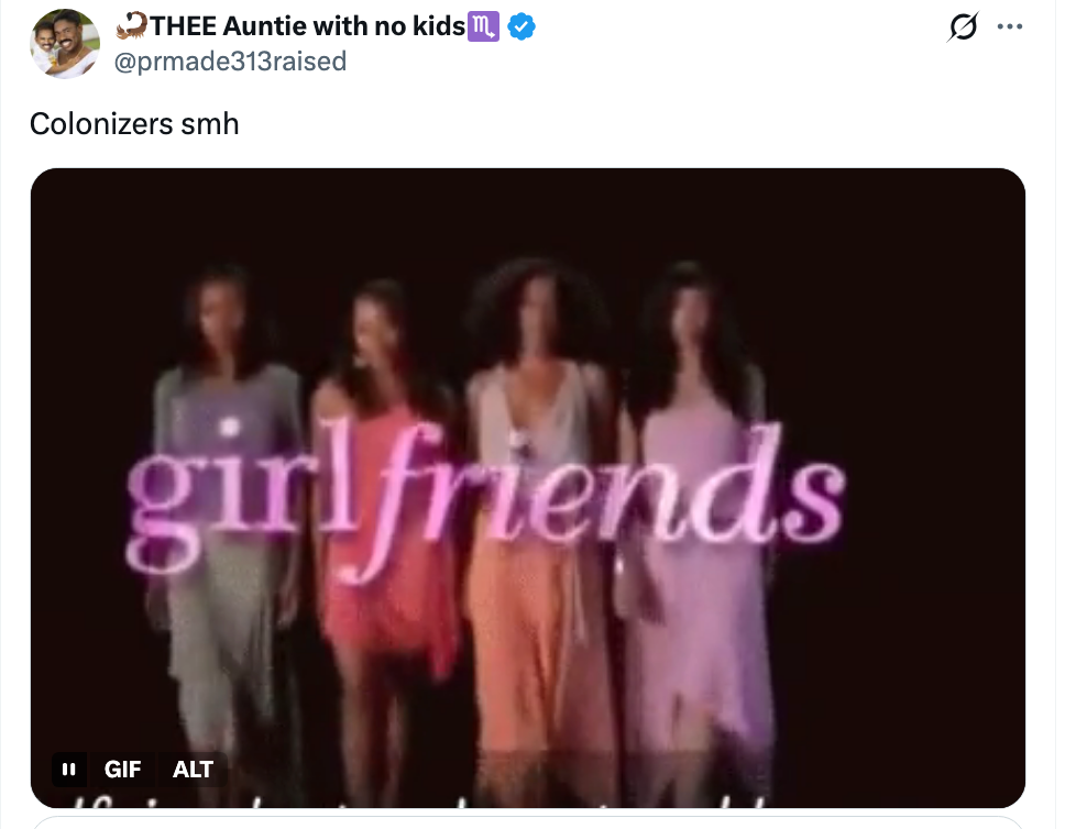 Skjermbilde av en tweet med fire kvinner som går, med teksten 