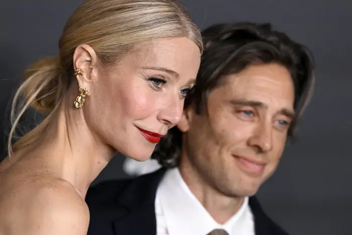 Gwyneth Paltrow og Brad Falchuk kledde seg elegant på den røde løperen
