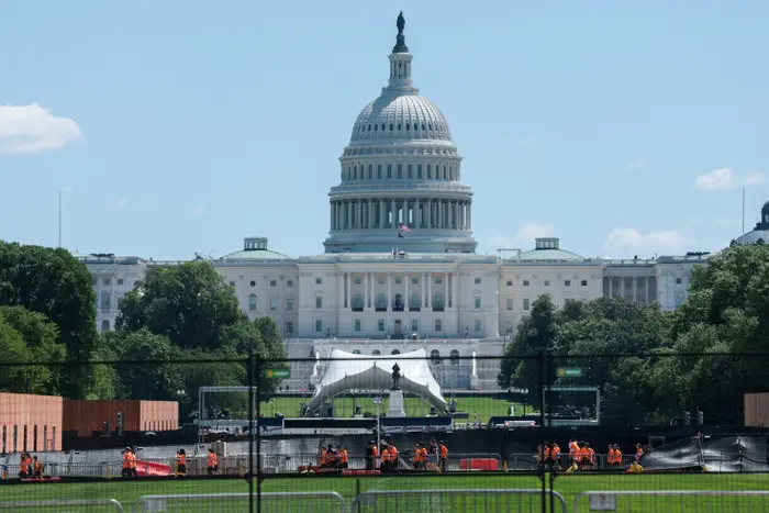 US Capitol-bygning med barrierer og byggearbeid på gang på plenen