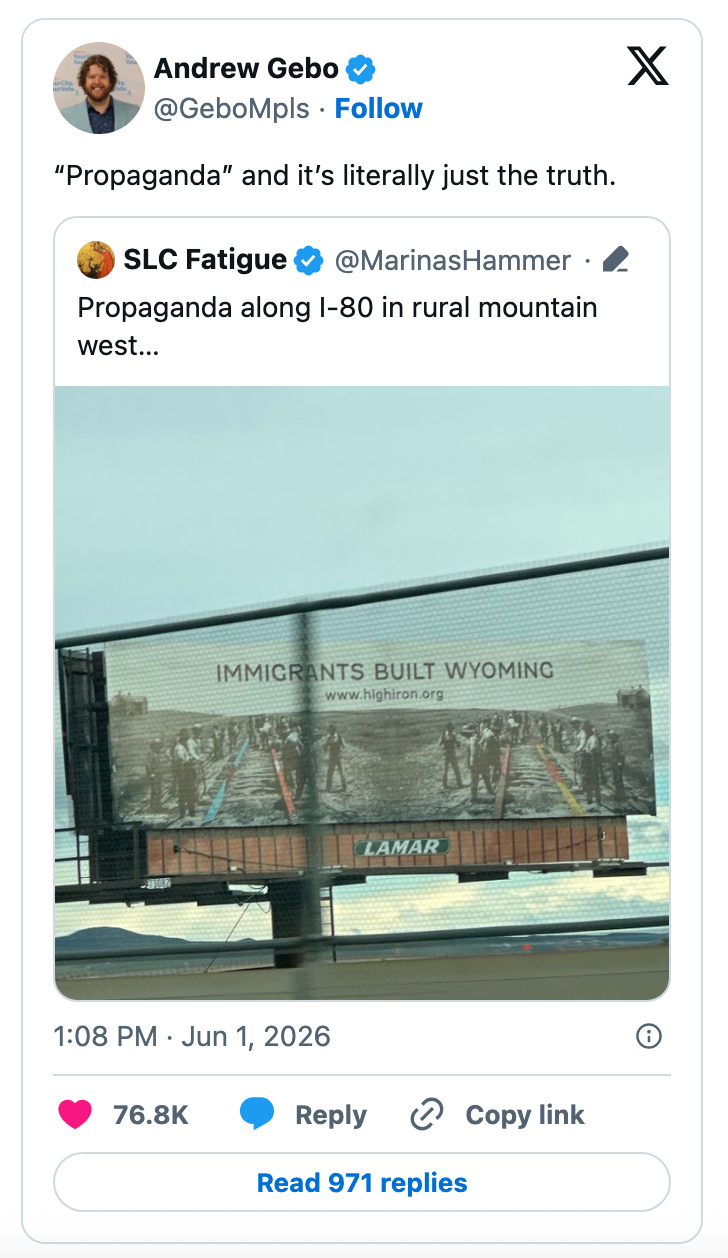 Tweet fra Andrew Gebo: "'Propaganda' og det er bokstavelig talt bare sannheten." Viser en reklametavle som leser: 