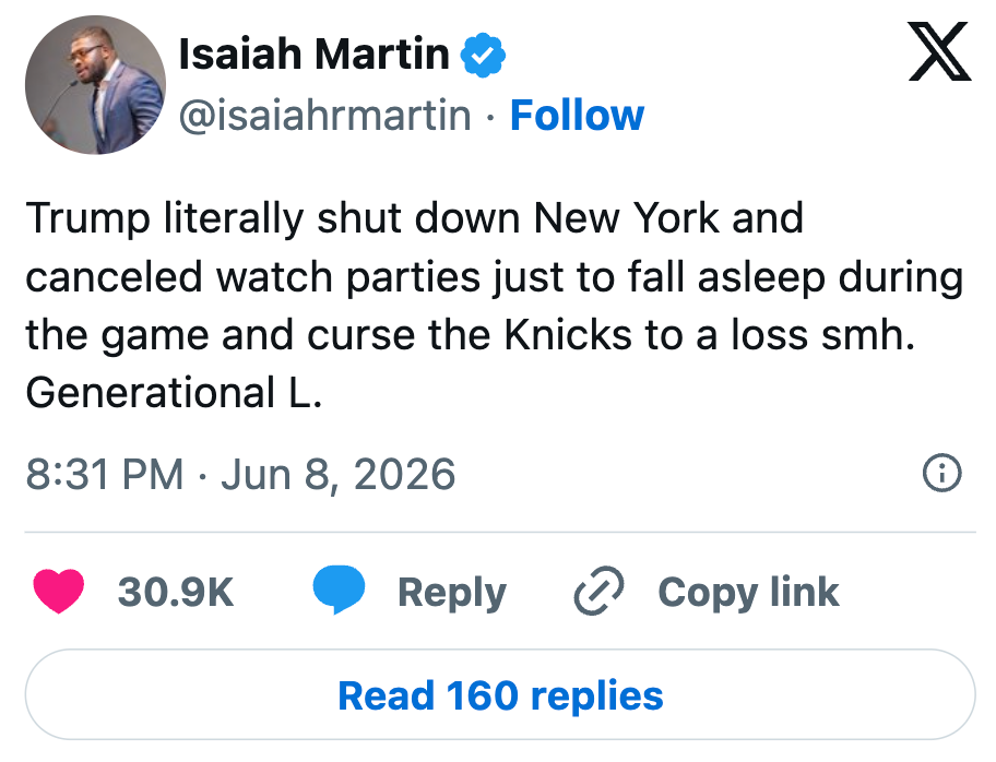Tweet av Isaiah Martin sier at Trump stanset New York og avlyste sefester bare for å sove under kampen og skylde på Knicks for tap