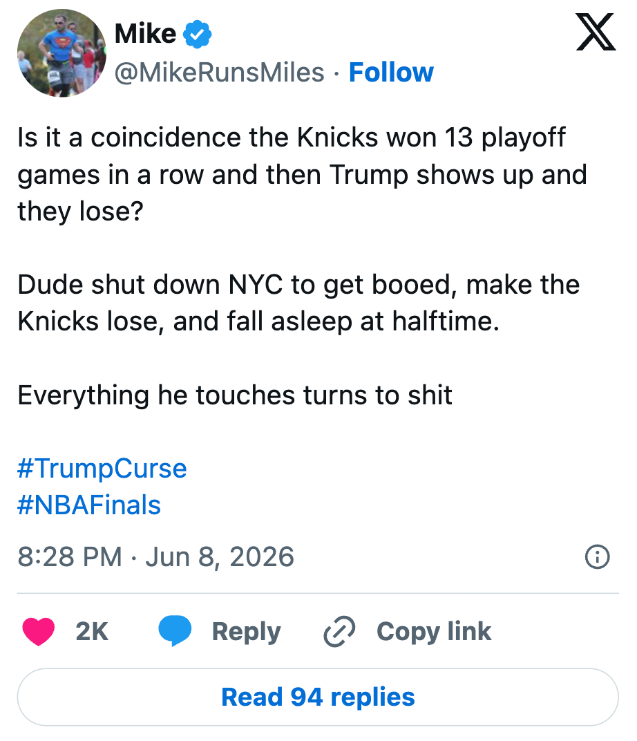 Tweet av Mike kobler Trump som dukker opp på en Knicks-kamp til tapet deres, og konkluderer med at 
