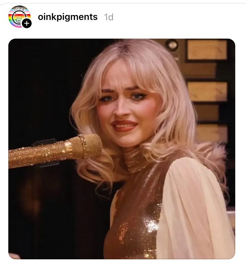 Person i glitrende, vintage-inspirert antrekk som holder en mikrofon på scenen og uttrykker et forvirret eller overrasket utseende