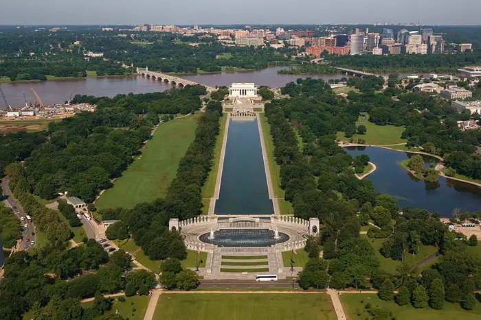 Luftfoto av National Mall i Washington, DC, med Lincoln Memorial, Reflecting Pool og omkringliggende grøntområder