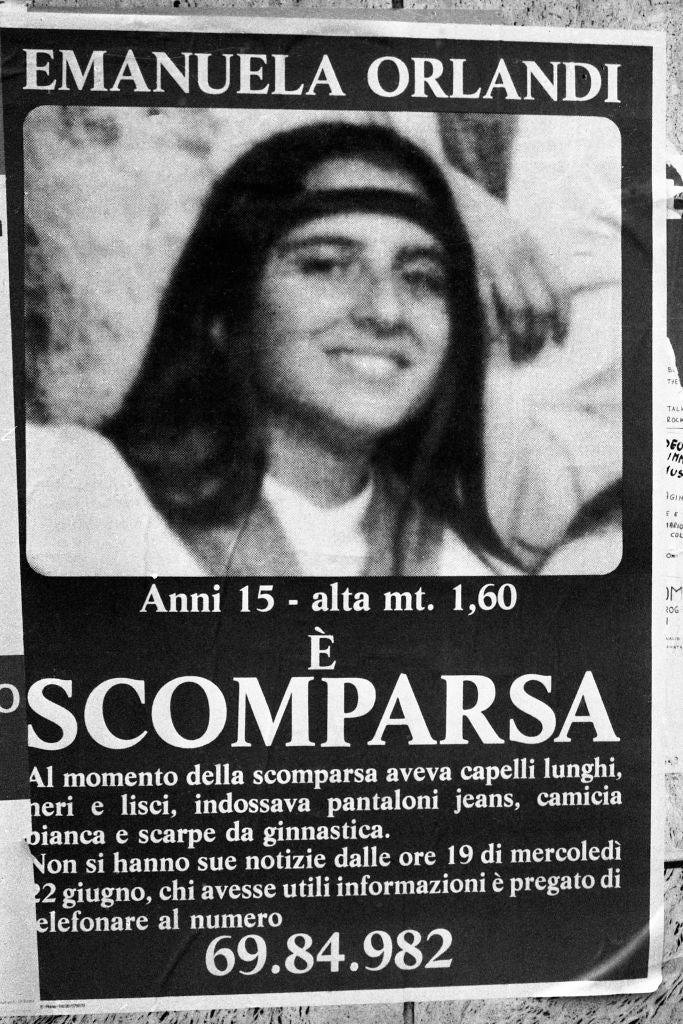 Savnet person-plakat for Emanuela Orlandi, 15 år, med langt mørkt hår, ikledd jeans og skjorte. Kontaktnummer: 69.84.982