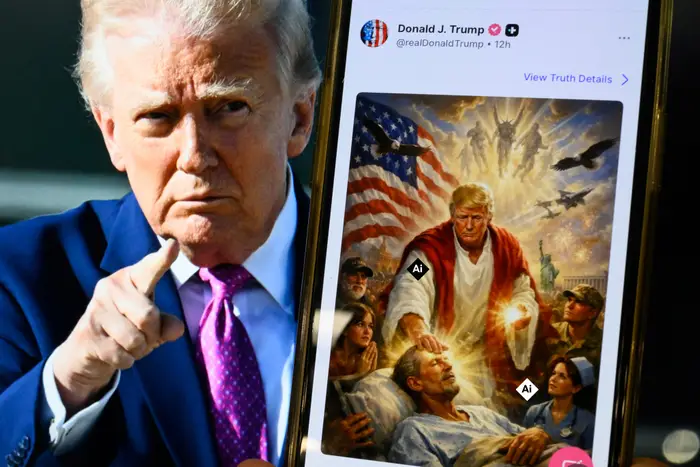 Donald Trump gestikulerer mot en telefon som viser et kunstig intelligensbilde av seg selv som viser seg mens Jesus helbreder noen