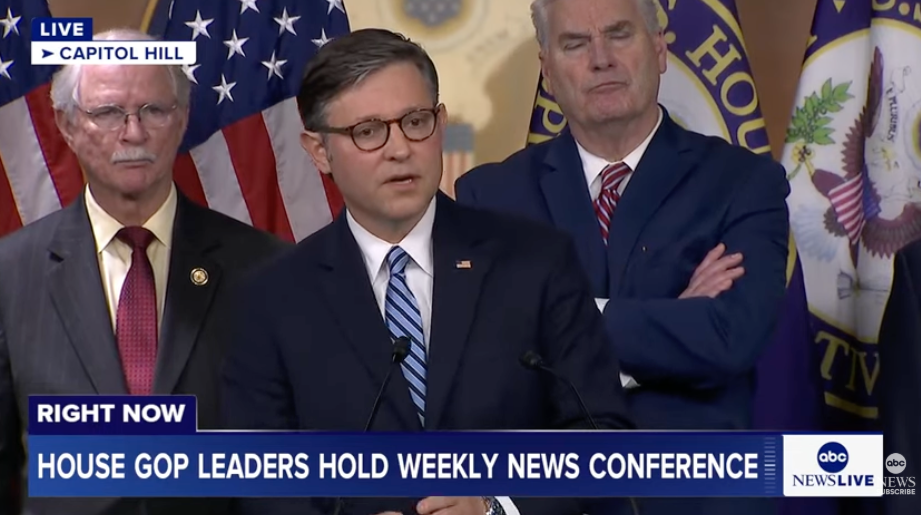 Politikere holder en ukentlig pressekonferanse på Capitol Hill, hvor en taler ved et podium og andre står bak. ABC NewsLive-logoen er synlig