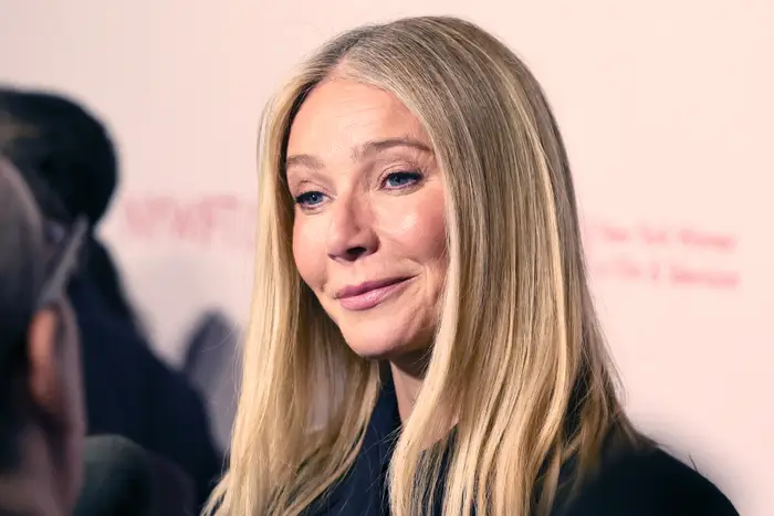 Gwyneth Paltrow med langt, rett hår smiler lett og deltar på et kjendisarrangement