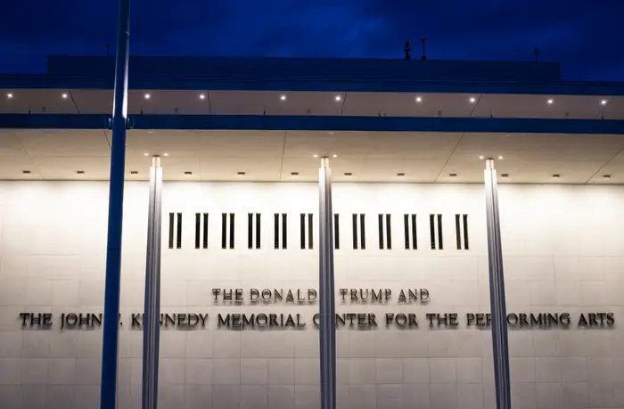 Eksteriør av John F. Kennedy Memorial Center for Performing Arts med søyler og en kveldshimmel