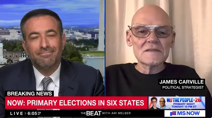To menn er i en nyhetssending som diskuterer primærvalg i seks stater. En mann er stemplet som "James Carville, politisk strateg."