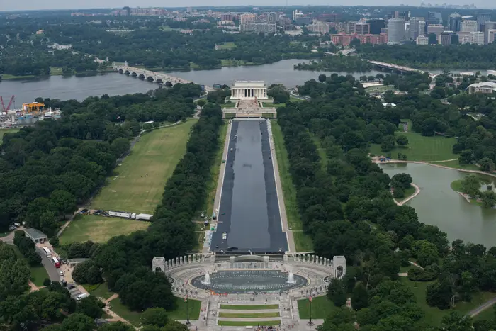 Luftfoto av National Mall i Washington, DC, med Lincoln Memorial og Reflecting Pool, omgitt av grønne trær