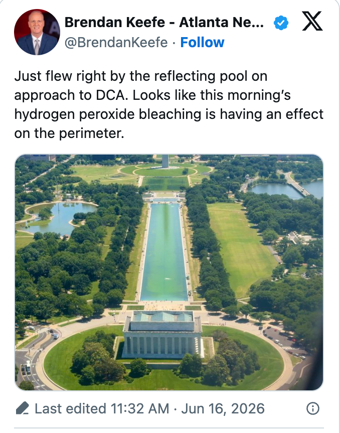 Luftfoto av National Mall's Reflecting Pool i Washington, DC, med en tweet som noterer virkningen av hydrogenperoksid på bassengets omkrets
