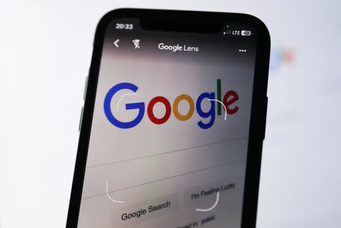 Nærbilde av en smarttelefon med Google Lens, med fokus på en Google-søkeside