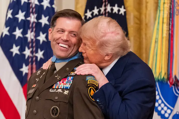 USAs president Donald Trump deler ut Congressional Medal of Honor til den amerikanske hærens major Nicholas Dockery