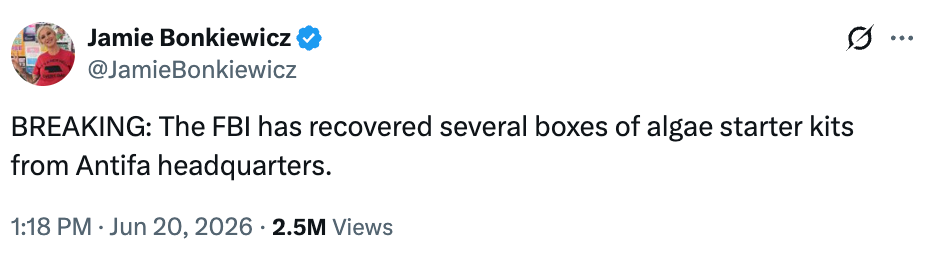 Tweet lyder: "BREAKING: FBI har gjenfunnet flere esker med startsett for alger fra Antifa-hovedkvarteret." Datert 20. juni 2026, med 2,5 millioner visninger