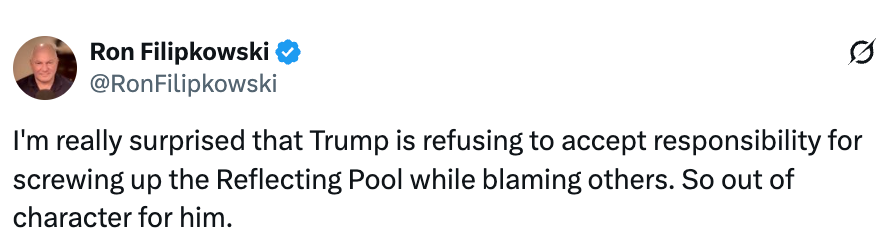 Tweet av Ron Filipkowski: Kritiserer Trump for å unngå ansvar for problemer med Reflecting Pool og skylde på andre, og bemerker sarkastisk at det er uventet