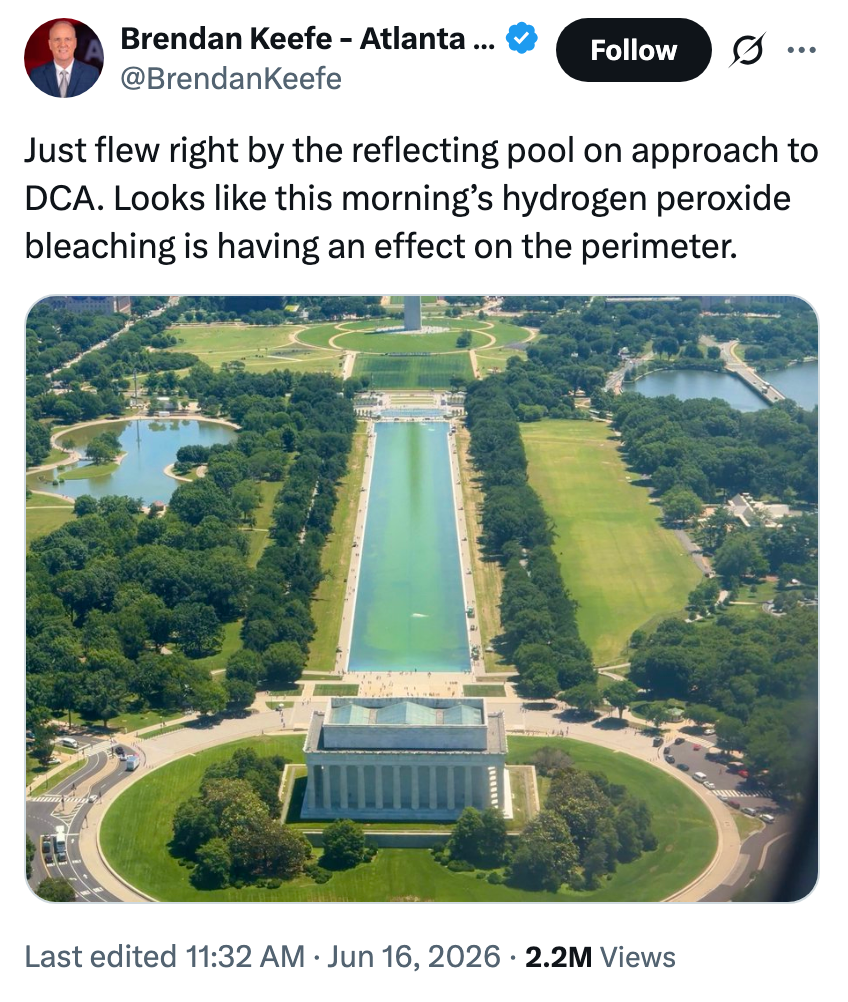 Luftfoto av Lincoln Memorial Reflecting Pool med omkringliggende grøntområder, sett ovenfra. Tweet-tekst nevner hydrogenperoksid-blekeeffekter