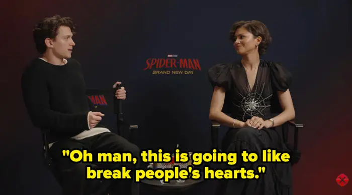 Tom og Zendaya sitter i regissørstolene på et mediearrangement for "Spider-Man: Brand New Day." Den ene har på seg et uformelt antrekk, den andre en kjole med edderkoppnettdesign