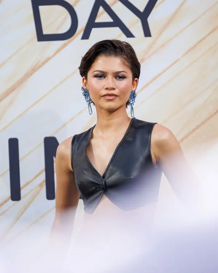 Zendaya i stilig skinntopp og statement-øreringer på en motebegivenhet