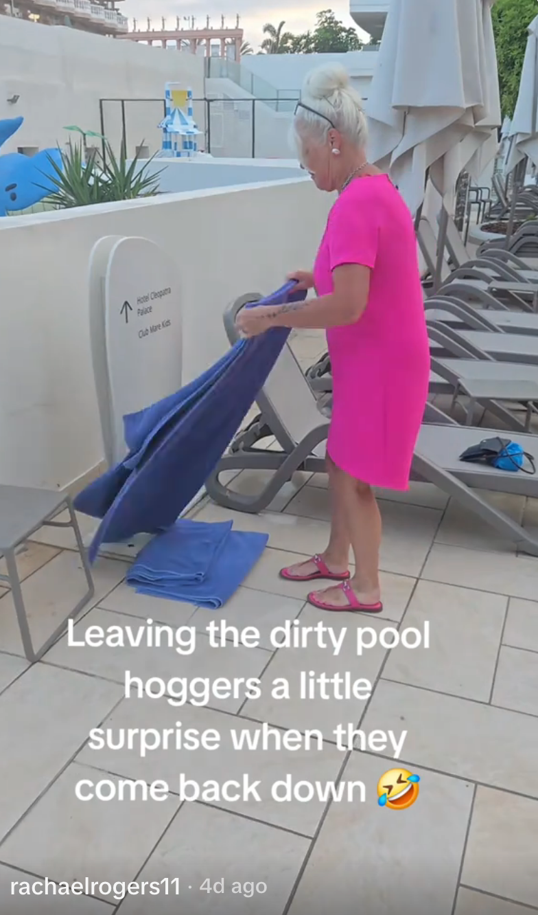 Eldre kvinne i en rosa kjole setter opp en sammenslått biljardstol med en humoristisk bildetekst om å legge igjen en overraskelse til «pool hoggers».