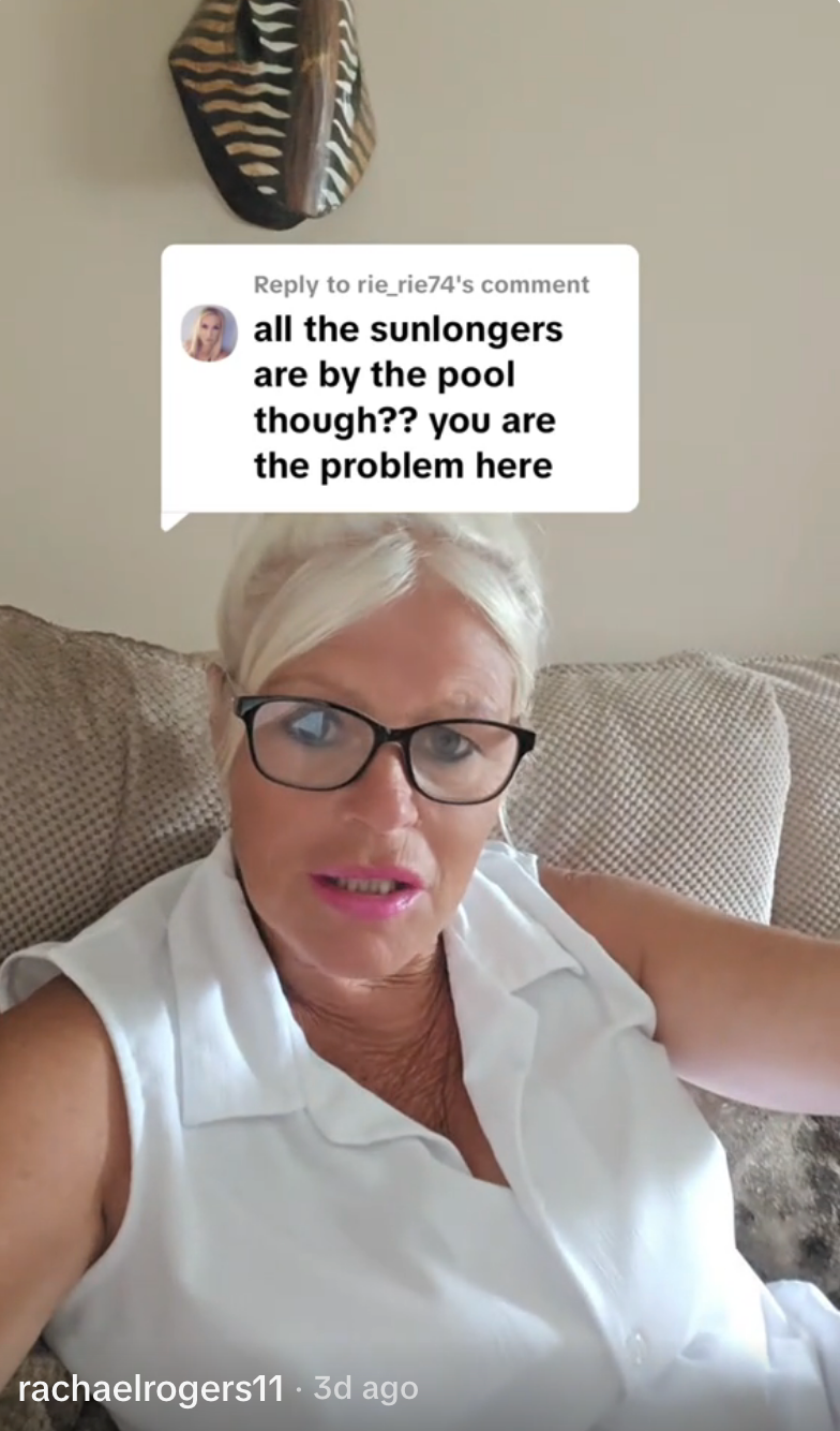 Person med briller svarer på en kommentar om solsenger i nærheten av et basseng, og antyder at kommentatoren forårsaker et problem