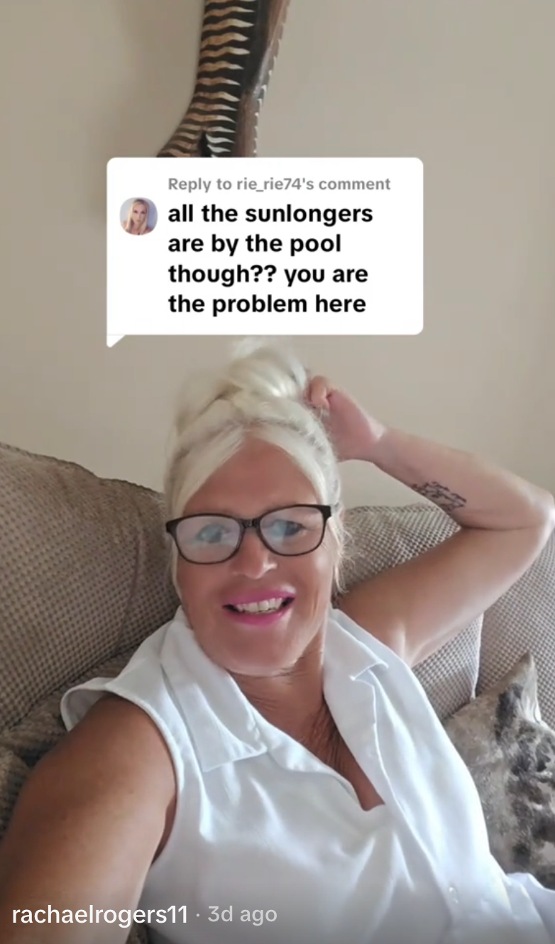 Person med briller og en hvit ermeløs topp poserer smilende på en sofa; Den fremhevede kommentaren lyder: