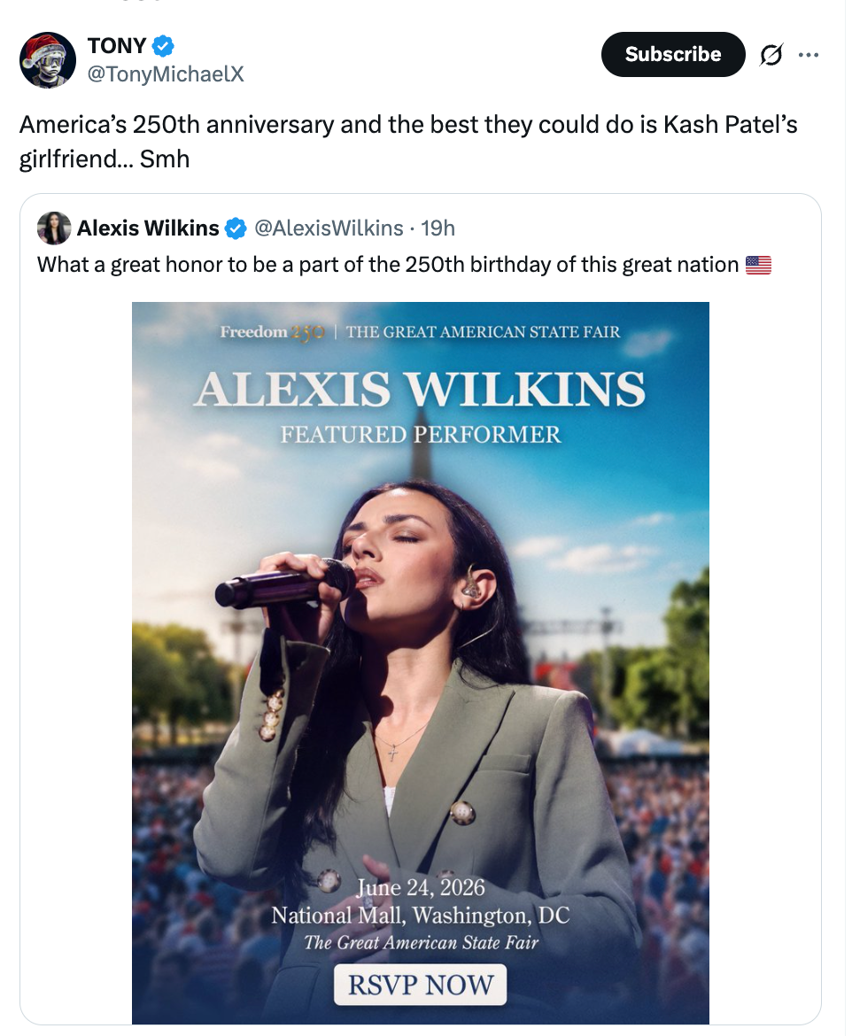 Alexis Wilkins opptrer på et arrangement, iført et stilig antrekk. Tekst nevner 250-årsdagen til Amerika på National Mall 24. juni 2026