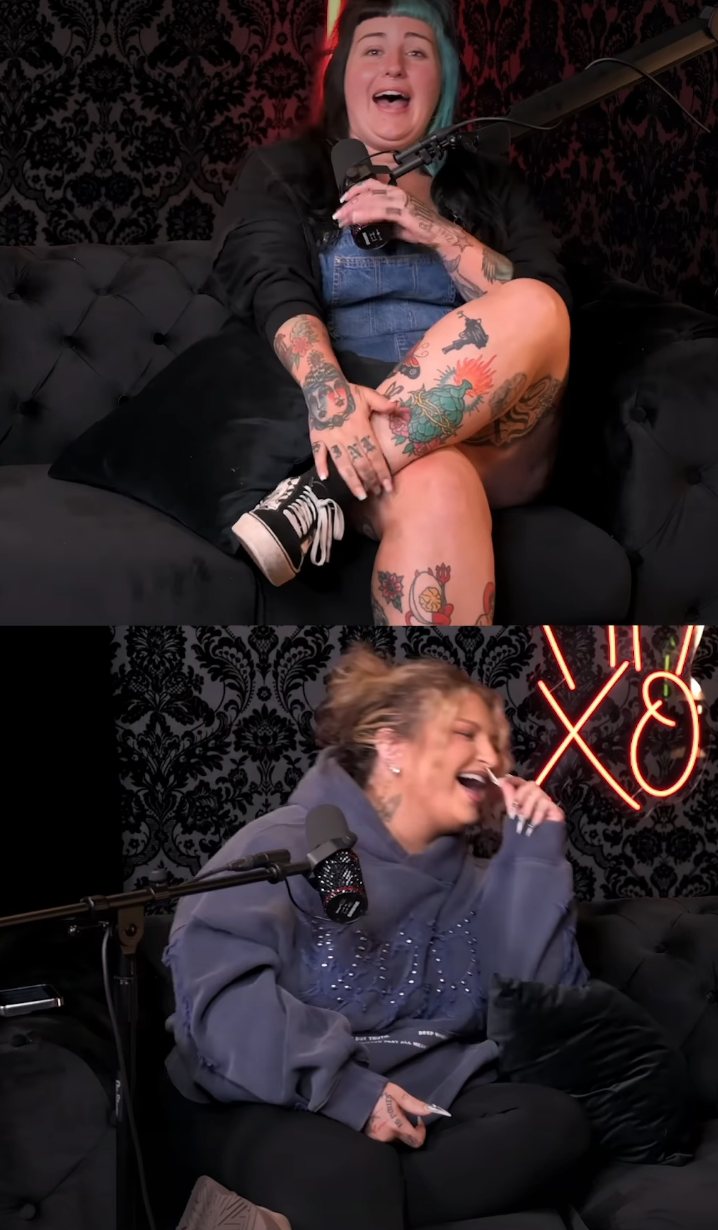 To personer på et podcastsett, ler. Den ene har på seg et dongeriantrekk med joggesko, og den andre har på seg en uformell, overdimensjonert genser