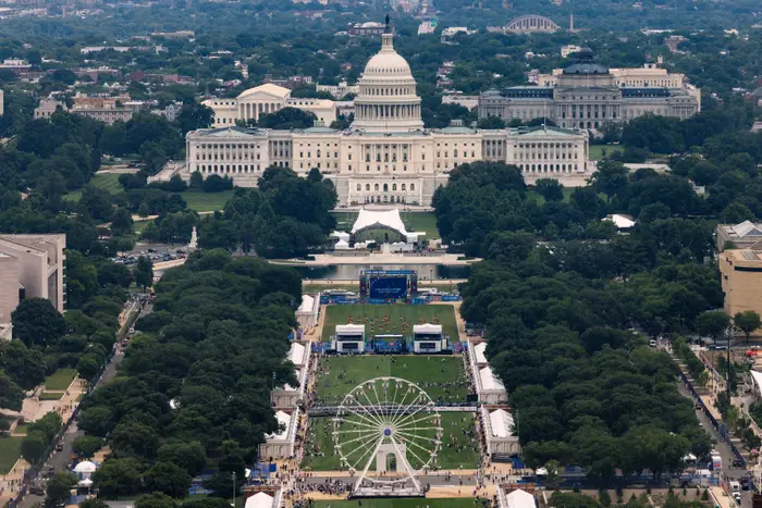 Luftfoto av National Mall i Washington, DC, med US Capitol i bakgrunnen og et pariserhjul i forgrunnen