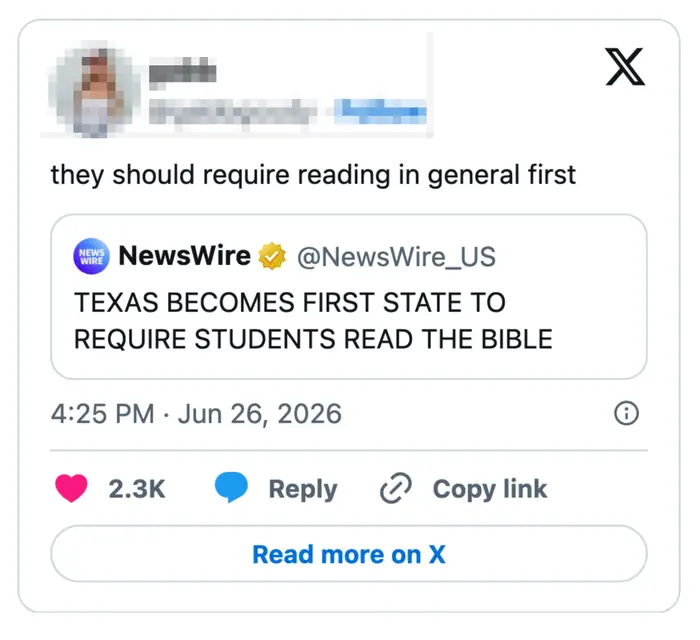 Tweet som diskuterer et innlegg fra NewsWire om at Texas er den første staten som krever at studenter leser Bibelen